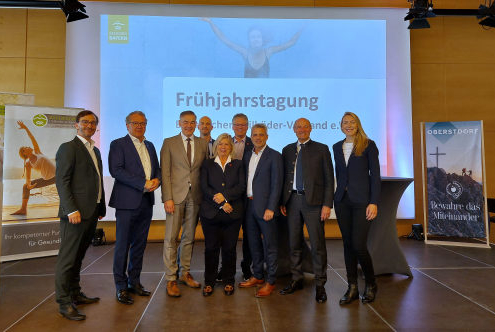 Bayerns Heilbäder und Kurorte sind weit mehr als Orte der Erholung: Sie zählen zu den wirtschaftlichen Schwergewichten im Freistaat. Das zeigt eine neue Studie des Deutschen Wirtschaftswissenschaftlichen Instituts für Fremdenverkehr (dwif), die im Rahmen der Frühjahrstagung des Bayerischen Heilbäder-Verbands (BHV) gestern in Oberstdorf (Kreis Oberallgäu) vorgestellt wurde. V.l.: Heiko Rainer, Geschäftsführer dwif; MdL a.D. Klaus Stöttner, Präsident Bayerischer Tourismusverband e.V.; Peter Berek, 1. Vorsitzender BHV; Max Feldengut, Betriebsleiter Therme Oberstdorf; Petra Genster, stv. Tourismusdirektorin Tourismus Oberstdorf; Florian Speigl, Kurbetriebe Oberstdorf; Frank Oette, Geschäftsführer BHV; Dr. Hans Niggl, Bayerisches Staatsministerium für Ernährung, Landwirtschaft, Forsten und Tourismus; Anne Rosenblatt, Systemischer Business Coach sowie zertif. Trainer für positive Leadership & Resilienz. Foto: BHV
